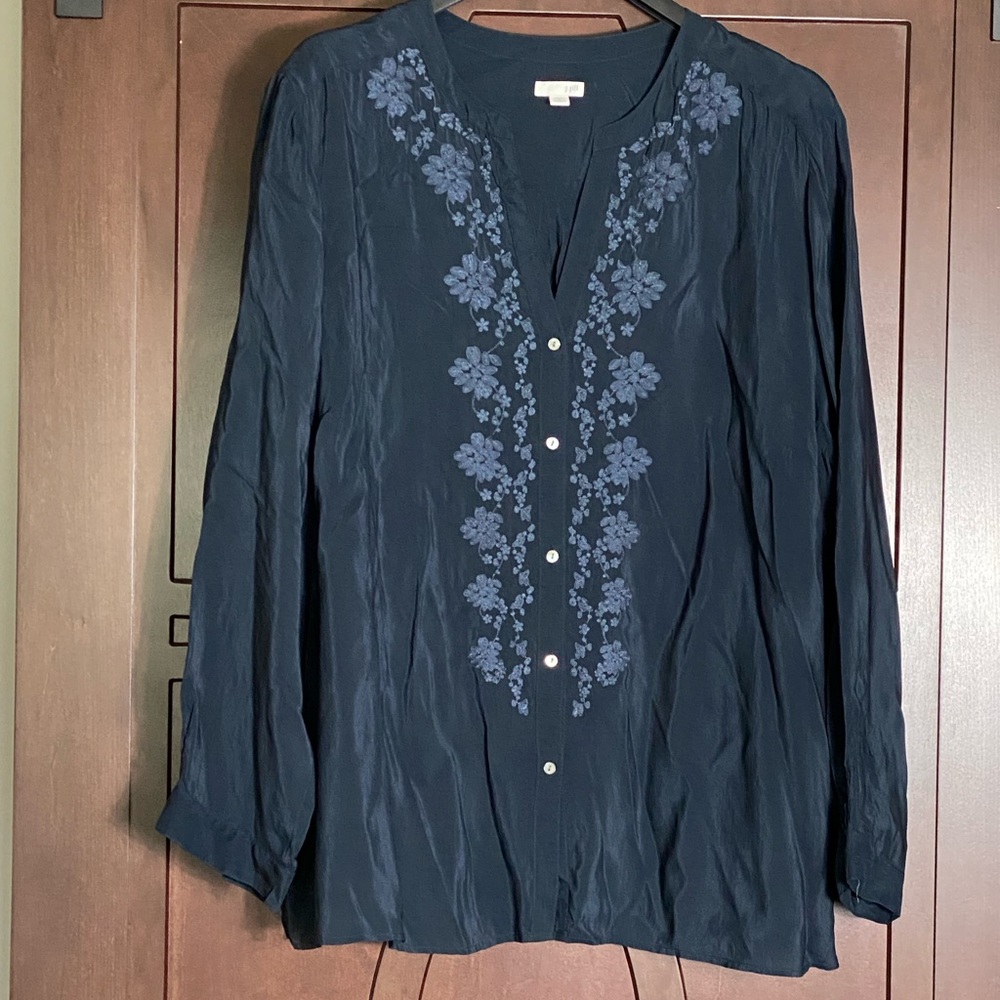 J Jill Rayon Pleated Back and Sleeves Navy Embroidered blouse.  Plus Size 4X